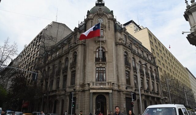 Corte manda a aseguradora a desprenderse de $1.000 millones del programa “Quédate” al Gobierno de Santiago.