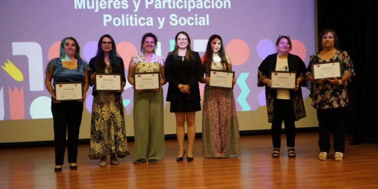 Mujeres del Maule finalizan su formación en liderazgo político y social.