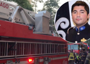 Muere trabajador de Bomberos mientras luchaba contra incendio en Santiago.