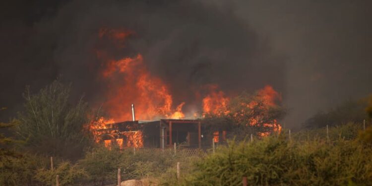 Sigue la lucha contra el incendio en «Cerro Maule» ante el aumento de la preocupación por las viviendas y las evacuaciones.