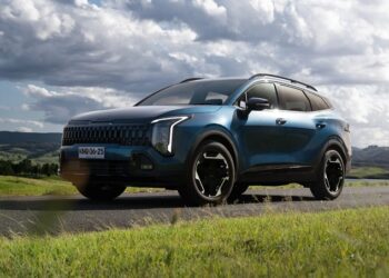 Kia llega a Chile con su nueva era híbrida y trae tres modelos destacados.