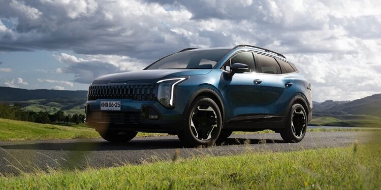 Kia llega a Chile con su nueva era híbrida y trae tres modelos destacados.