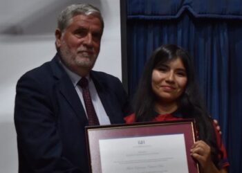 Premio Roberto Hernández Cornejo otorgado a María Esperanza Cabrera Peña de la Escuela San Miguel de Talca, junto con un obsequio de la Fundación para el establecimiento educativo.