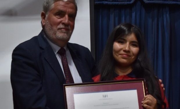 Premio Roberto Hernández Cornejo otorgado a María Esperanza Cabrera Peña de la Escuela San Miguel de Talca, junto con un obsequio de la Fundación para el establecimiento educativo.