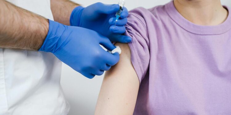 ¿Qué es, cómo se contagia y por qué alarma a las autoridades de salud?