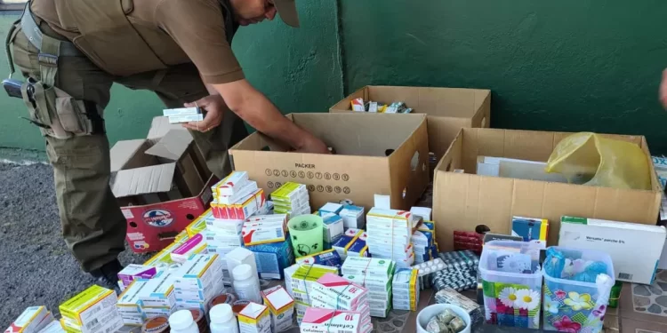 Cuatro personas arrestadas y cinco vehículos incautados en operativo contra el comercio ilegal en Curicó.