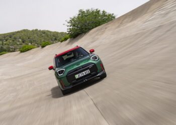 MINI eleva la energía con sus primeros John Cooper Works eléctricos.