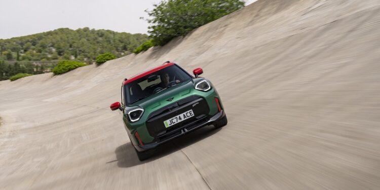 MINI eleva la energía con sus primeros John Cooper Works eléctricos.