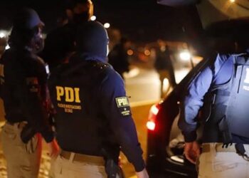 Puliere de carabineros mató a un ladrón en violento asalto en Maipú: dos sujetos siguen escapados.