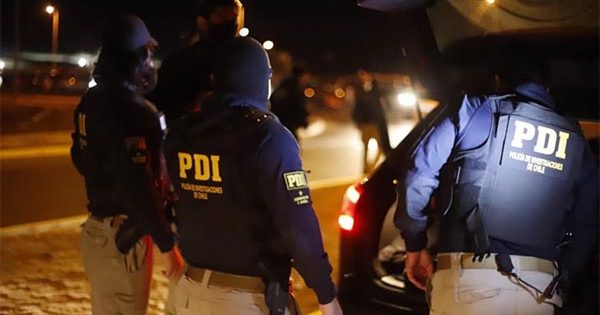 Puliere de carabineros mató a un ladrón en violento asalto en Maipú: dos sujetos siguen escapados.