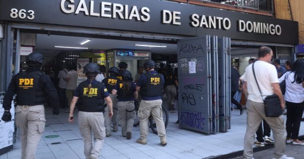 PDI inspecciona locales de oro en el centro de Santiago por posible comercio ilegal.