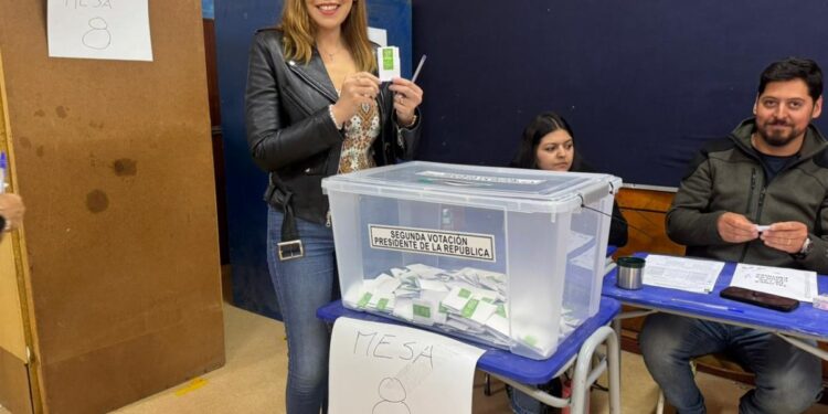 Camila Flores al votar en Limache: «Hoy se decide entre la libertad y la opresión».