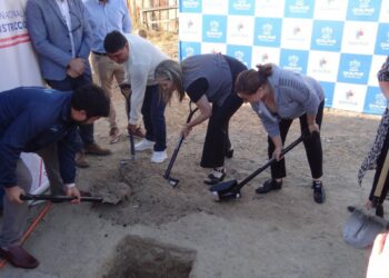 Con la colocación de la «primera piedra», comienzan las labores de reconstrucción del Club Deportivo Pompeya Sur, devastado por el megaincendio en Quilpué.