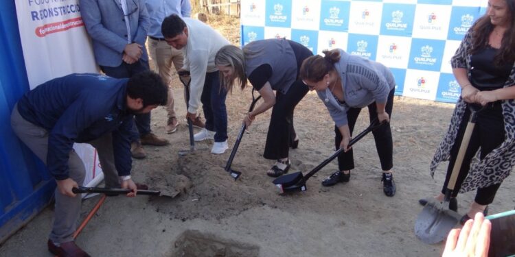 Con la colocación de la «primera piedra», comienzan las labores de reconstrucción del Club Deportivo Pompeya Sur, devastado por el megaincendio en Quilpué.