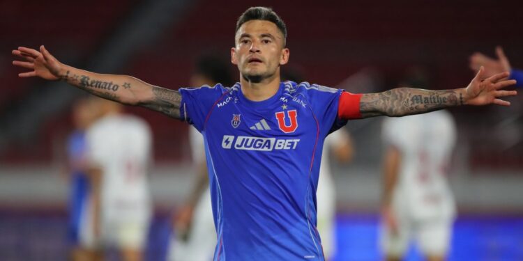 Regalo navideño para los azules: la U. de Chile anunció la renovación de Charles Aránguiz.