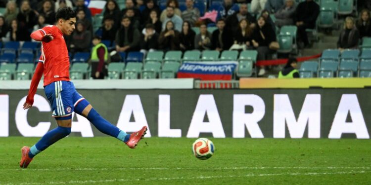 El chileno que brilla en la Superliga: Osorio es reconocido con un prestigioso premio.