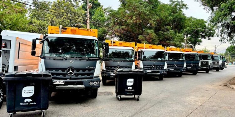 Municipalidad de Recoleta presenta nueva flota de camiones y maquinaria.