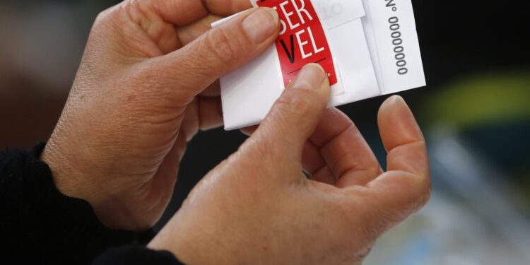 La segunda vuelta presidencial inicia en el extranjero con votaciones en Oceanía.