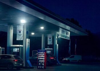 Delincuentes se roban dos autos desde una bencinera en Chicureo.