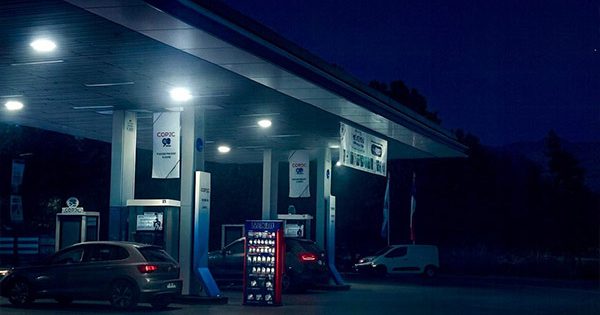 Delincuentes se roban dos autos desde una bencinera en Chicureo.