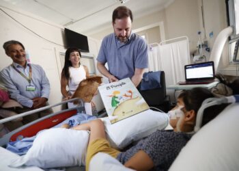Providencia celebra la Navidad con los cabros en el Hospital Calvo Mackenna.