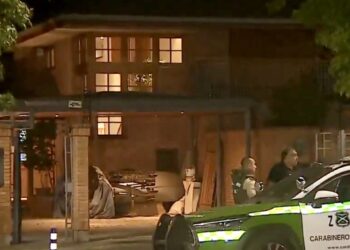 Familia de Vitacura sufrió un violento robo en su hogar: los delincuentes se llevaron un botín millonario, incluyendo tres vehículos de alta gama.