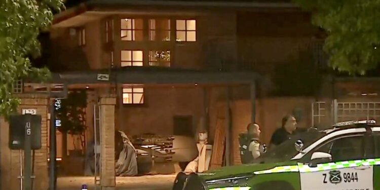 Familia de Vitacura sufrió un violento robo en su hogar: los delincuentes se llevaron un botín millonario, incluyendo tres vehículos de alta gama.