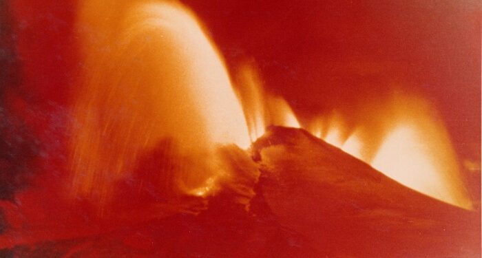 Los pormenores del posible desastre inmobiliario que señala el informe de la Contraloría sobre construcciones en áreas de riesgo volcánico.