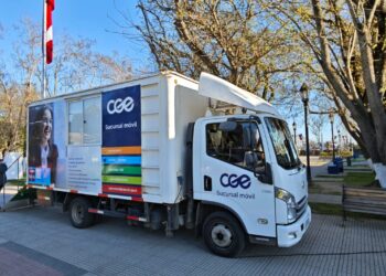 La Oficina Móvil de CGE atiende directamente al público en Talca.