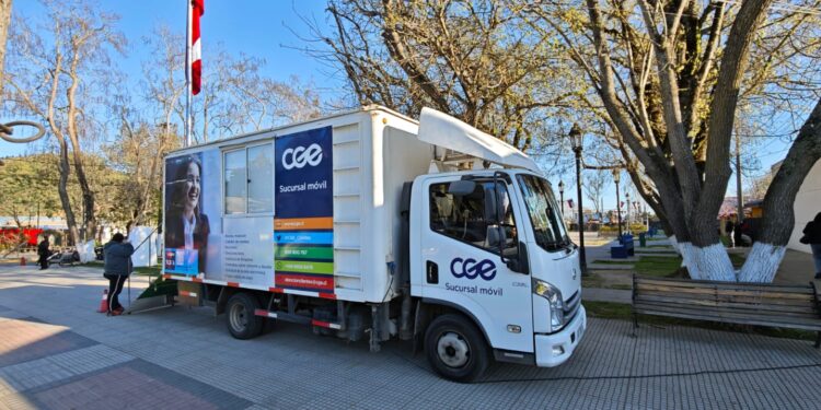 La Oficina Móvil de CGE atiende directamente al público en Talca.