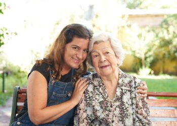 Ante el incremento de la soledad en diciembre, la Fundación Las Rosas lanza una campaña para brindar compañía a los mayores durante la Navidad.