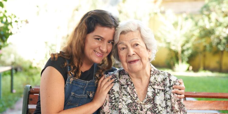 Ante el incremento de la soledad en diciembre, la Fundación Las Rosas lanza una campaña para brindar compañía a los mayores durante la Navidad.