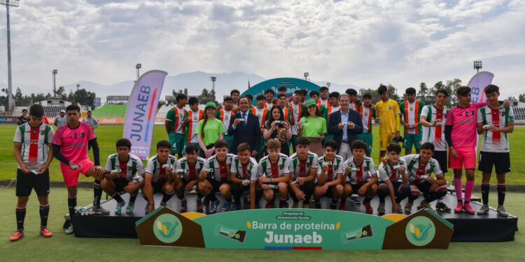 Junaeb y Mindep presentan una nueva barra de proteína para estudiantes.