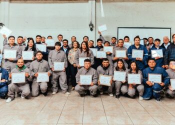 Programa Ilumina de CGE entrena a 30 cabros como electricistas linieros.