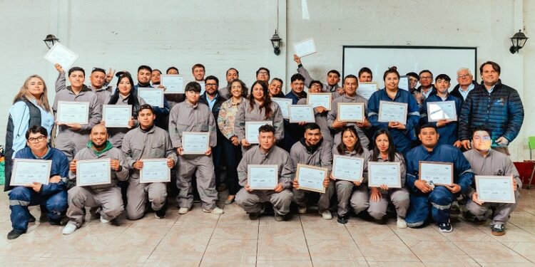 Programa Ilumina de CGE entrena a 30 cabros como electricistas linieros.