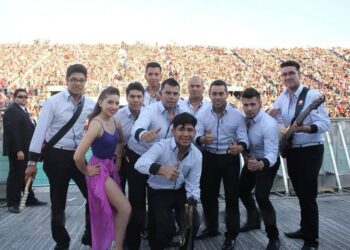 Con canción de Mon Laferte al estilo cumbia, el grupo «La Revancha» vuelve a la escena chilena.