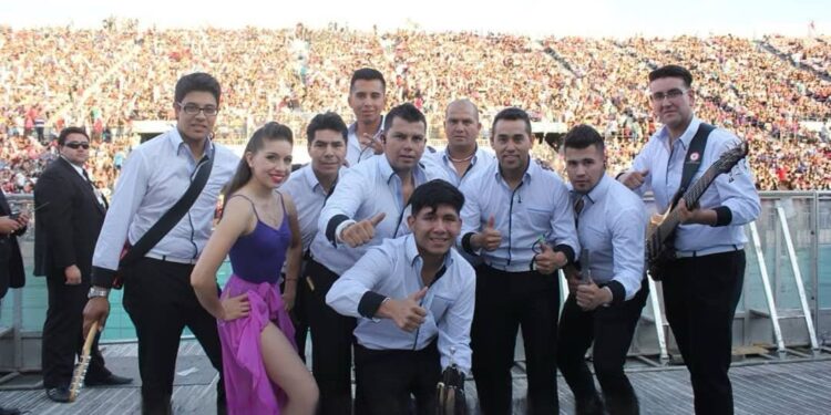 Con canción de Mon Laferte al estilo cumbia, el grupo «La Revancha» vuelve a la escena chilena.