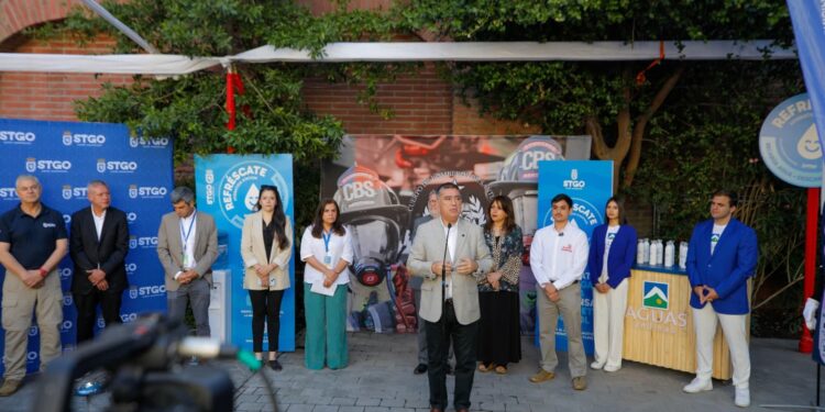 Santiago inicia refugios climáticos y puntos de hidratación para gente y sus mascotas.