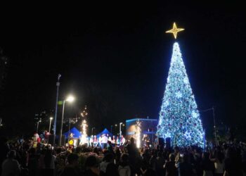 Independencia prendió su primer Árbol de Navidad.