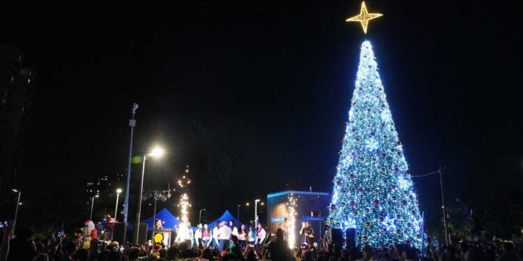 Independencia prendió su primer Árbol de Navidad.