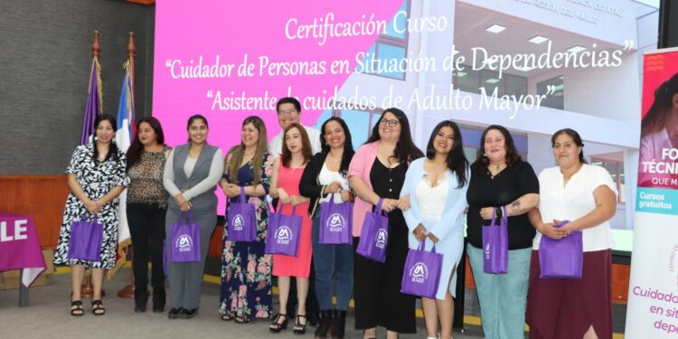 Más de 40 personas obtienen certificación como cuidadoras de adultos mayores y personas dependientes en la región del Maule.