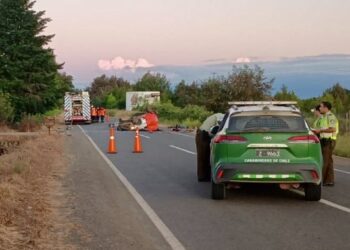 Tragedia familiar en San Carlos: un vehículo choca contra el muro de una propiedad, resultando en la muerte de cuatro personas.