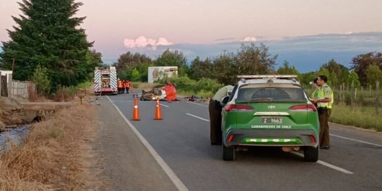 Tragedia familiar en San Carlos: un vehículo choca contra el muro de una propiedad, resultando en la muerte de cuatro personas.