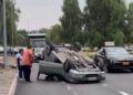 Accidente en Chicureo: auto queda volcado a pocos metros de la rotonda Piedra Roja.