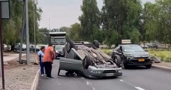 Accidente en Chicureo: auto queda volcado a pocos metros de la rotonda Piedra Roja.