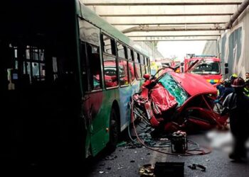 Accidente fatal en Lo Espejo: choque entre auto y bus RED cobró la vida de tres familiares.