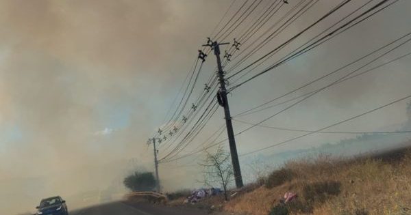 Lampa: Bomberos están apagando fuego en pastizales en camino Lo Echevers.