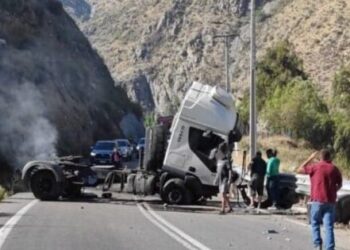 Camión argentino de gran tonelaje se volcó en la ruta internacional este miércoles.