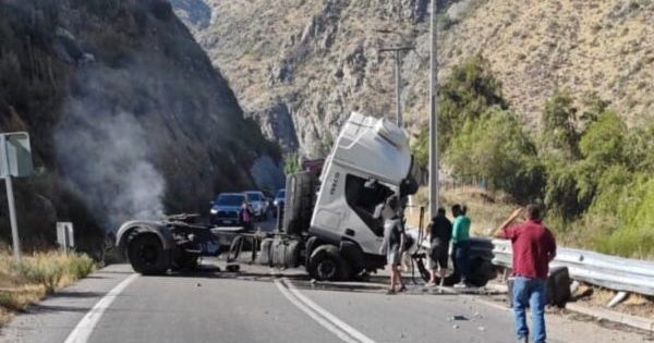 Camión argentino de gran tonelaje se volcó en la ruta internacional este miércoles.