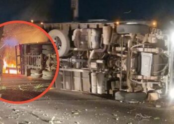 [Reclamo en Lampa] Camión volcado en Batuco causó taco y corte de luz.